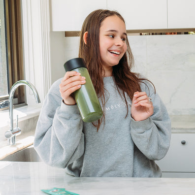 Welly Kids happy apple instant smoothie being shaken by girl